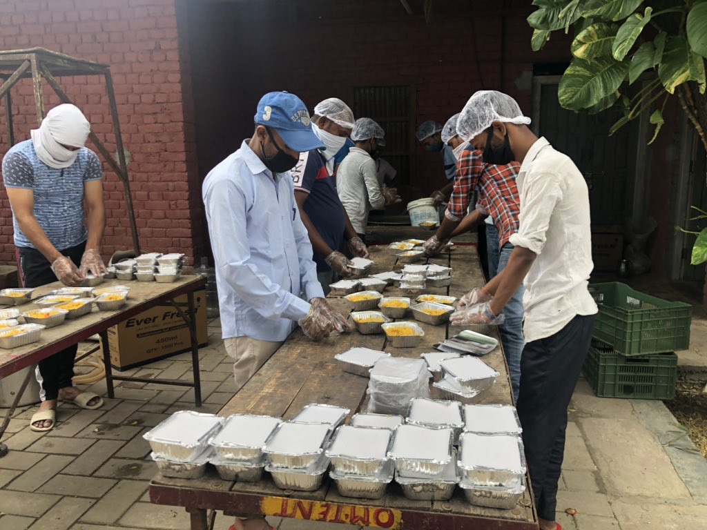 Food packets are being prepared for needy in Faridabad